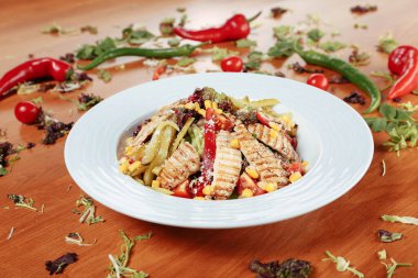 Taze salata tabağı ile karışık yeşillik