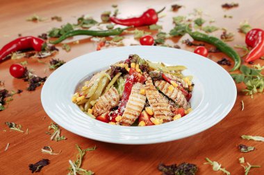 Taze salata tabağı ile karışık yeşillik