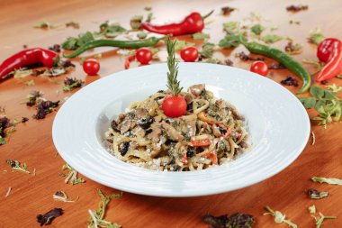 Taze salata tabağı ile karışık yeşillik