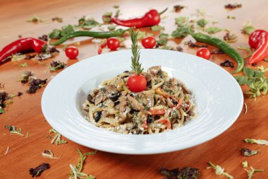 Taze salata tabağı ile karışık yeşillik