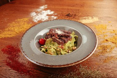 Taze salata tabağı ile karışık yeşillik