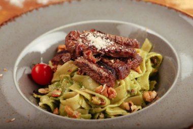 Taze salata tabağı ile karışık yeşillik