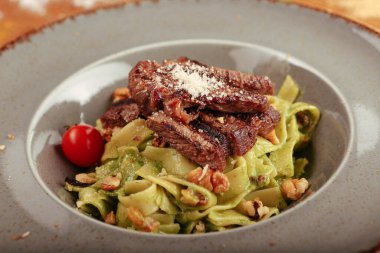 Taze salata tabağı ile karışık yeşillik