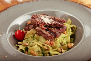 Taze salata tabağı ile karışık yeşillik