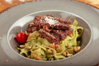 Taze salata tabağı ile karışık yeşillik