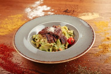 Taze salata tabağı ile karışık yeşillik