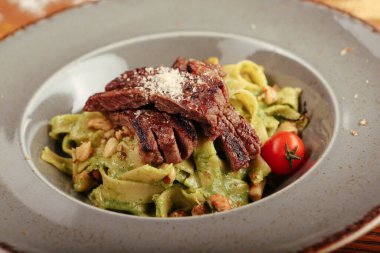 Taze salata tabağı ile karışık yeşillik