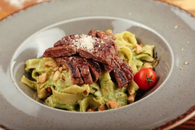 Taze salata tabağı ile karışık yeşillik