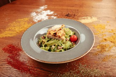 Taze salata tabağı ile karışık yeşillik