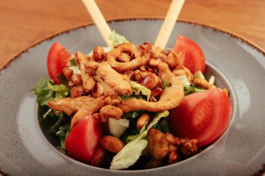 Taze salata tabağı ile karışık yeşillik