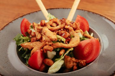 Taze salata tabağı ile karışık yeşillik