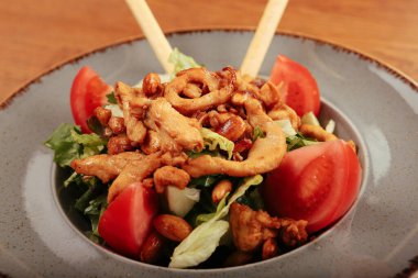 Taze salata tabağı ile karışık yeşillik