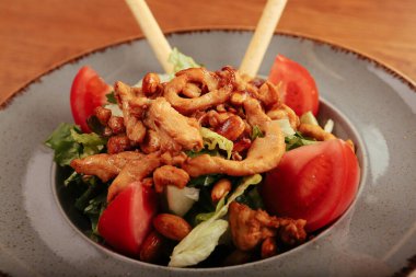 Taze salata tabağı ile karışık yeşillik