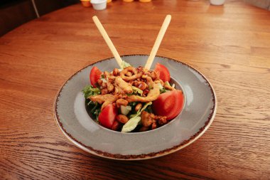 Taze salata tabağı ile karışık yeşillik