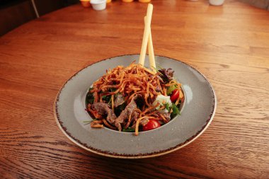 Taze salata tabağı ile karışık yeşillik