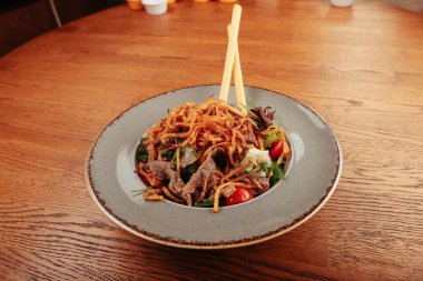 Taze salata tabağı ile karışık yeşillik