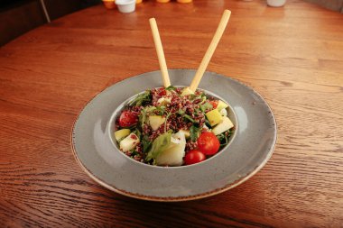 Taze salata tabağı ile karışık yeşillik