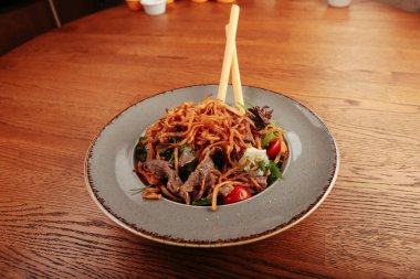 Taze salata tabağı ile karışık yeşillik