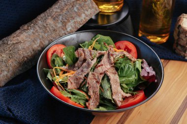 Taze salata tabağı ile karışık yeşillik