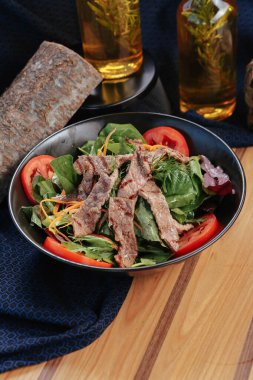 Taze salata tabağı ile karışık yeşillik