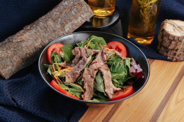 Taze salata tabağı ile karışık yeşillik