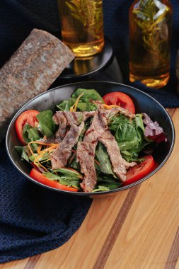 Taze salata tabağı ile karışık yeşillik