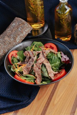 Taze salata tabağı ile karışık yeşillik