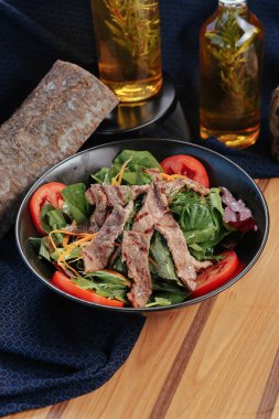 Taze salata tabağı ile karışık yeşillik