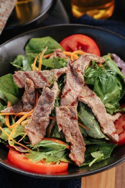 Taze salata tabağı ile karışık yeşillik