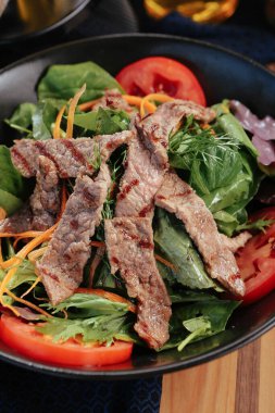 Taze salata tabağı ile karışık yeşillik