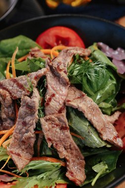 Taze salata tabağı ile karışık yeşillik