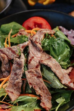 Taze salata tabağı ile karışık yeşillik