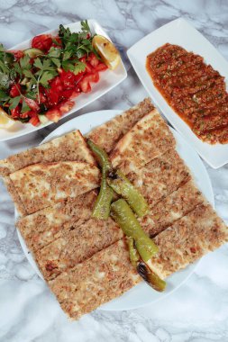 Geleneksel Türkçe fırında pide. Türk pizzası, Orta Doğu aperatifleri. Türk mutfağı. Et ile doldurulmuş çam