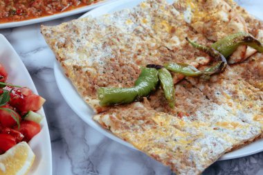 Geleneksel Türkçe fırında pide. Türk pizzası, Orta Doğu aperatifleri. Türk mutfağı. Et ile doldurulmuş çam