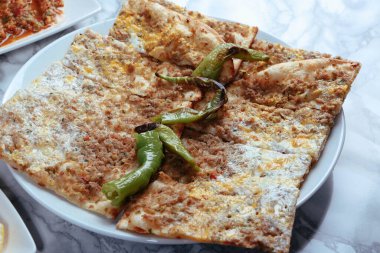 Geleneksel Türkçe fırında pide. Türk pizzası, Orta Doğu aperatifleri. Türk mutfağı. Et ile doldurulmuş çam