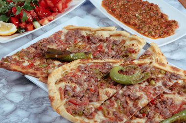 Geleneksel Türkçe fırında pide. Türk pizzası, Orta Doğu aperatifleri. Türk mutfağı. Et ile doldurulmuş çam