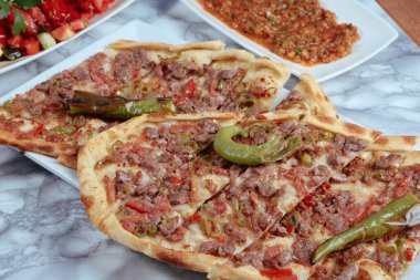 Geleneksel Türkçe fırında pide. Türk pizzası, Orta Doğu aperatifleri. Türk mutfağı. Et ile doldurulmuş çam