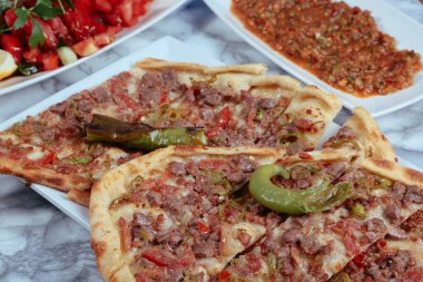 Geleneksel Türkçe fırında pide. Türk pizzası, Orta Doğu aperatifleri. Türk mutfağı. Et ile doldurulmuş çam