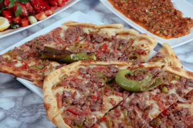 Geleneksel Türkçe fırında pide. Türk pizzası, Orta Doğu aperatifleri. Türk mutfağı. Et ile doldurulmuş çam