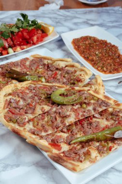 Geleneksel Türkçe fırında pide. Türk pizzası, Orta Doğu aperatifleri. Türk mutfağı. Et ile doldurulmuş çam