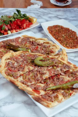 Geleneksel Türkçe fırında pide. Türk pizzası, Orta Doğu aperatifleri. Türk mutfağı. Et ile doldurulmuş çam