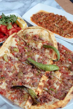 Geleneksel Türkçe fırında pide. Türk pizzası, Orta Doğu aperatifleri. Türk mutfağı. Et ile doldurulmuş çam