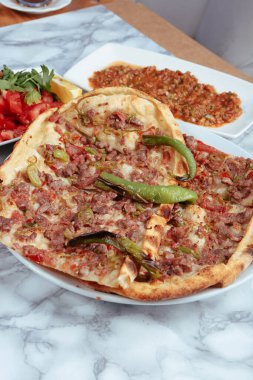 Geleneksel Türkçe fırında pide. Türk pizzası, Orta Doğu aperatifleri. Türk mutfağı. Et ile doldurulmuş çam