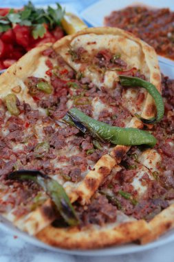 Geleneksel Türkçe fırında pide. Türk pizzası, Orta Doğu aperatifleri. Türk mutfağı. Et ile doldurulmuş çam