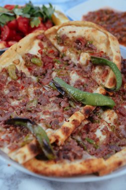 Geleneksel Türkçe fırında pide. Türk pizzası, Orta Doğu aperatifleri. Türk mutfağı. Et ile doldurulmuş çam