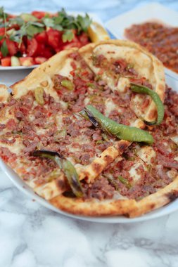 Geleneksel Türkçe fırında pide. Türk pizzası, Orta Doğu aperatifleri. Türk mutfağı. Et ile doldurulmuş çam