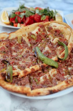 Geleneksel Türkçe fırında pide. Türk pizzası, Orta Doğu aperatifleri. Türk mutfağı. Et ile doldurulmuş çam