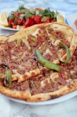 Geleneksel Türkçe fırında pide. Türk pizzası, Orta Doğu aperatifleri. Türk mutfağı. Et ile doldurulmuş çam