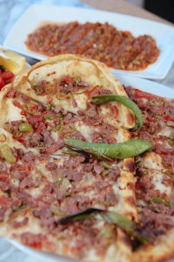 Geleneksel Türkçe fırında pide. Türk pizzası, Orta Doğu aperatifleri. Türk mutfağı. Et ile doldurulmuş çam