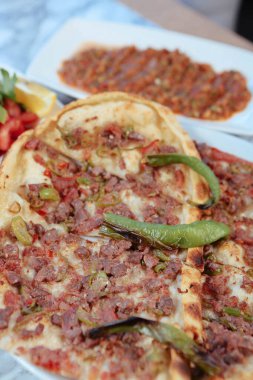 Geleneksel Türkçe fırında pide. Türk pizzası, Orta Doğu aperatifleri. Türk mutfağı. Et ile doldurulmuş çam